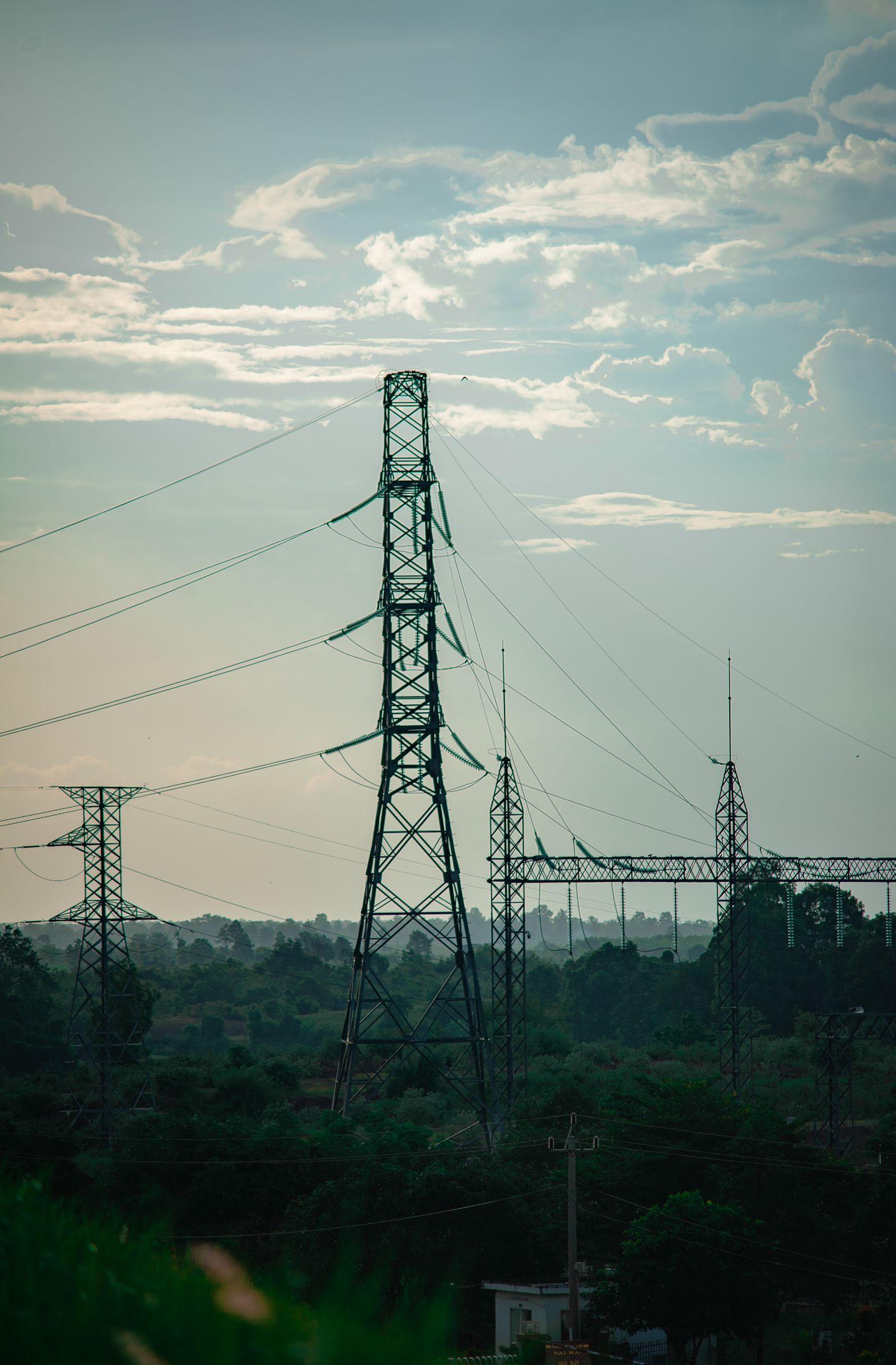 Power grid resilience to extreme weather events: why reinforcing everything isn't the answer