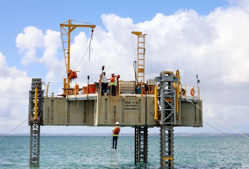 Obra da ponte Salvador-Itaparica no litoral baiano