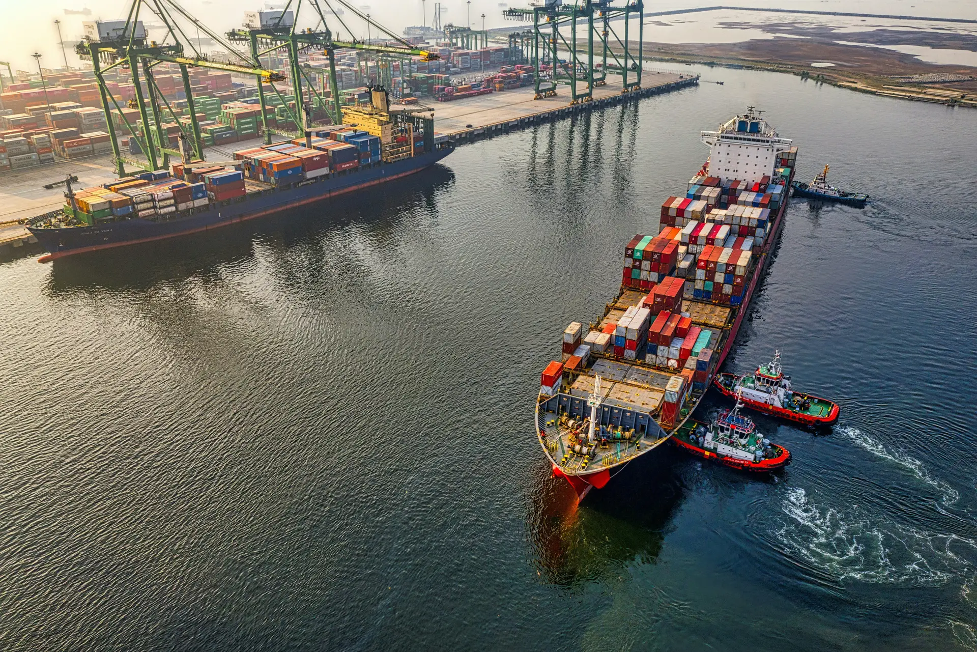 Navios porta-contêineres manobrando em um porto